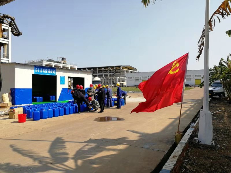 2.2020年2月18日，廣西柳化氯堿公司生產(chǎn)、罐裝84消毒液，助力疫情防控。.jpg